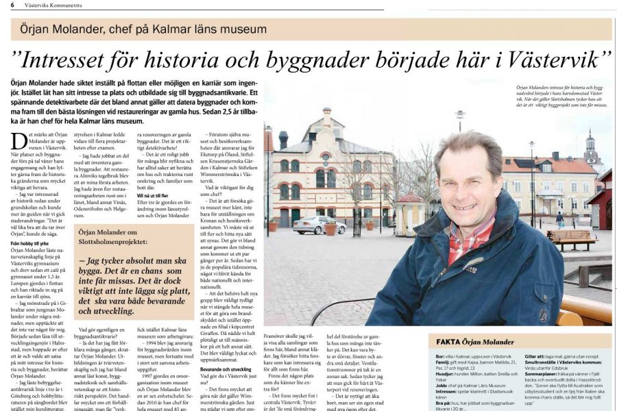Örjan Molander sitter på en bänk framför en historisk byggnad i Västervik. Han ler lätt och verkar avspänd. Tidningsartikeln beskriver hans intresse för historia och hans arbete som chef på Kalmar läns museum. Texten innehåller citat och fakta om hans bakgrund.