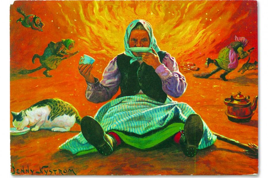 En äldre kvinna sitter på golvet och dricker ur en kopp. Runt henne dansar små varelser. En kat ligger till vänster och en tekanna är till höger. Bakgrunden är eldfärgad, vilket skapar en varm atmosfär.