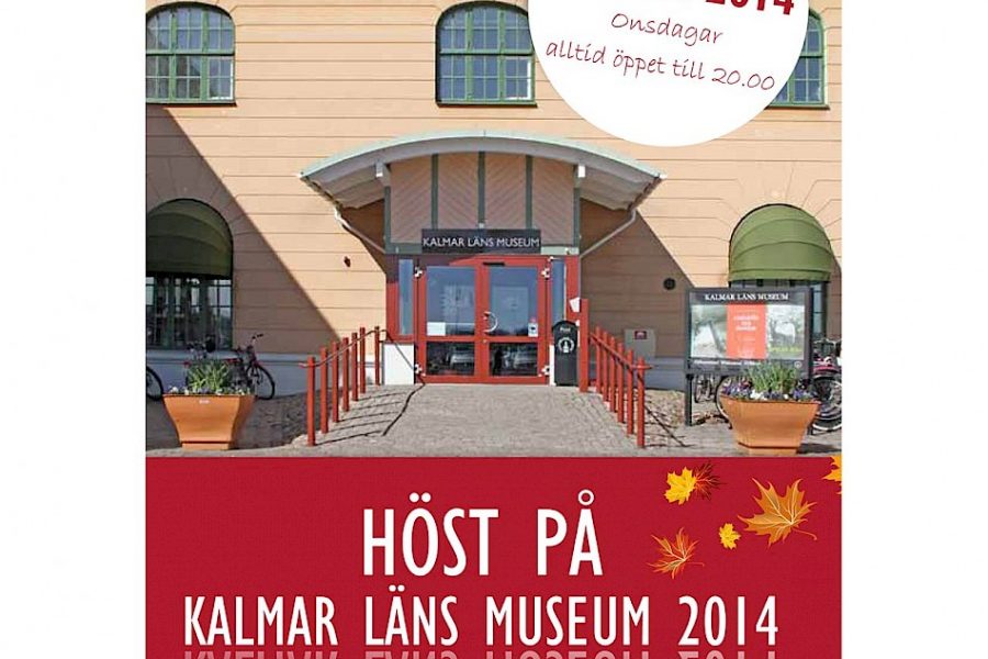 Kalmar Läns Museum med skyltar som annonserar "Program Hösten 2014". Text i cirkel: "Onsdagar alltid öppet till 20.00". Bilden visar museumets entré med en röd dörr, omgiven av blommor och cyklar. Bladdekorationer accentuerar hösttemat.