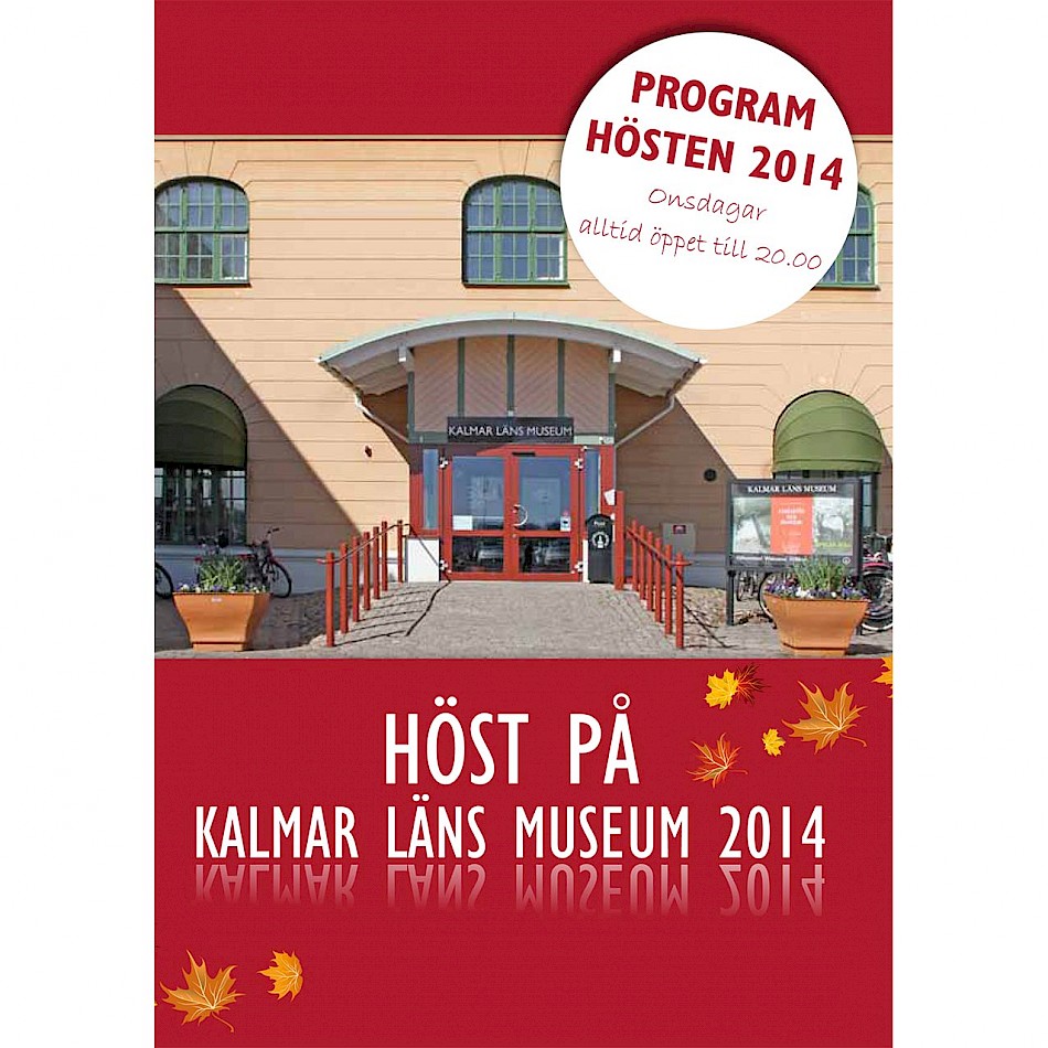 Kalmar Läns Museum med skyltar som annonserar "Program Hösten 2014". Text i cirkel: "Onsdagar alltid öppet till 20.00". Bilden visar museumets entré med en röd dörr, omgiven av blommor och cyklar. Bladdekorationer accentuerar hösttemat.