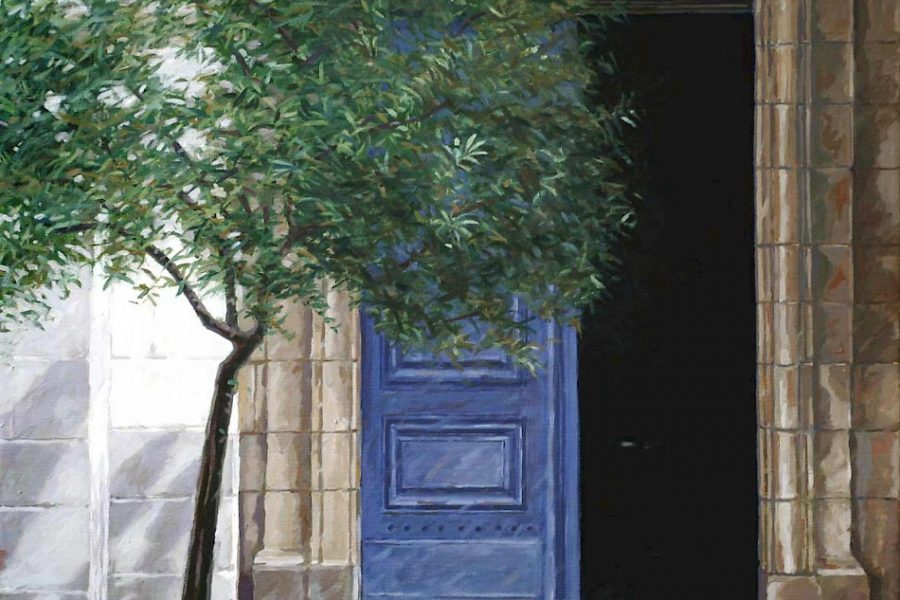 Blå trädörr på glänt omgiven av stenvägg och skuggor från ett träd i förgrunden. Dörren leder in till ett dunkelt interiör. Skrivelsen "jonsson" syns svagt i nedre hörnet av målningen.