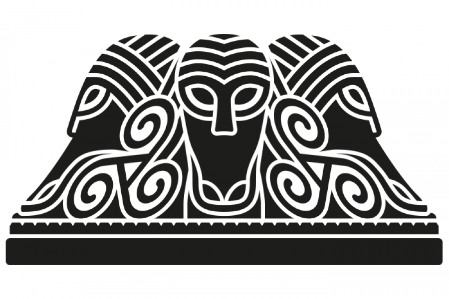 Tre stiliserade ansikten i symmetrisk design med intrikata, böjda mönster runt dem på svart bakgrund. Figurerna har linjära detaljer som ger dem ett antikt, nordiskt utseende. Dessa element framkallar en känsla av mystik och tradition.