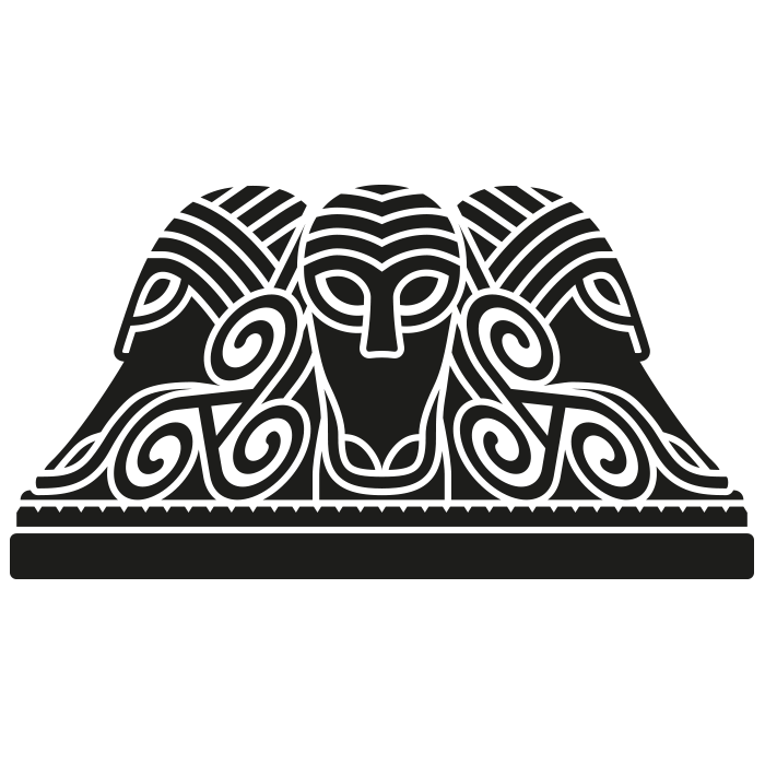 Tre stiliserade ansikten i symmetrisk design med intrikata, böjda mönster runt dem på svart bakgrund. Figurerna har linjära detaljer som ger dem ett antikt, nordiskt utseende. Dessa element framkallar en känsla av mystik och tradition.