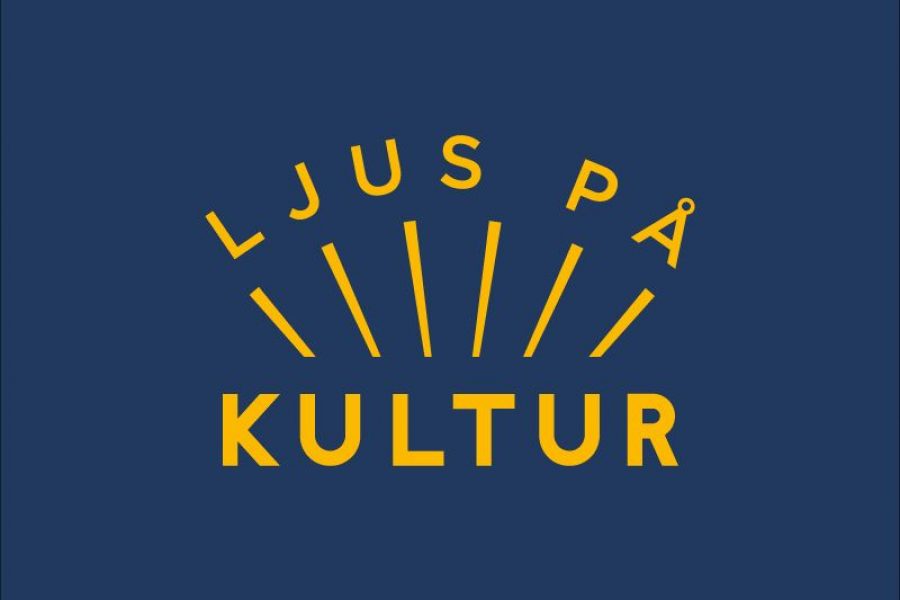 Texten "LJUS PÅ KULTUR" visas i gult mot en mörkblå bakgrund. Orden "LJUS PÅ" är arrangerade i en halvcirkel ovanför strålande linjer, medan "KULTUR" står tydligt under dem.