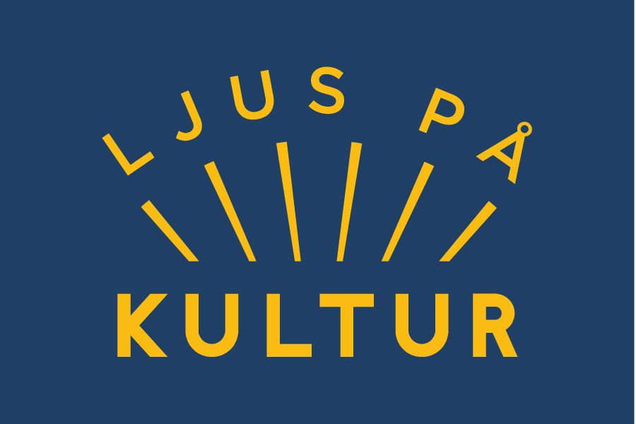 Gul text och linjer formar mönster på mörkblå bakgrund. Orden "LJUS PÅ KULTUR" står i stor stil, med ovanför liggande strålande linjer, vilket skapar en visuell effekt av ljus och energi.