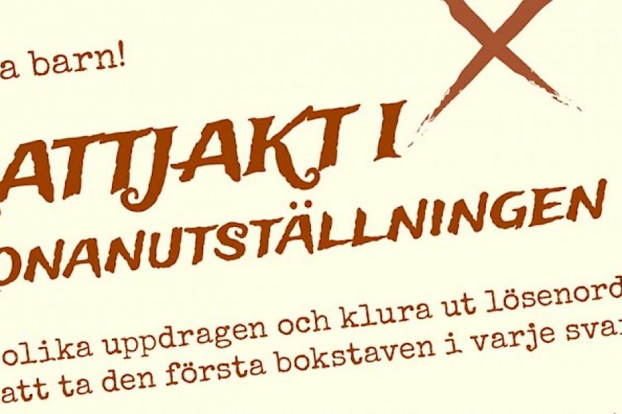 För alla barn: Skattjakt i kronanutställningen. Lös de olika uppdragen och klura ut lösenordet genom att ta den första bokstaven i varje svar. Det uppmuntrar till interaktiva och kreativa utmaningar, utformat specifikt för barn.
