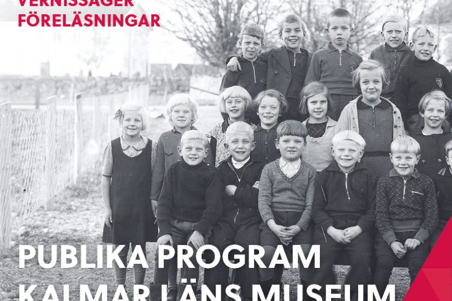 En grupp barn poserar utomhus framför en häck på en gammal svartvit bild. Text i bilden: "Debatter, vernissager, föreläsningar. Publika program Kalmar läns museum hösten 2017." Kalmar läns museums logotyp syns nere till höger.