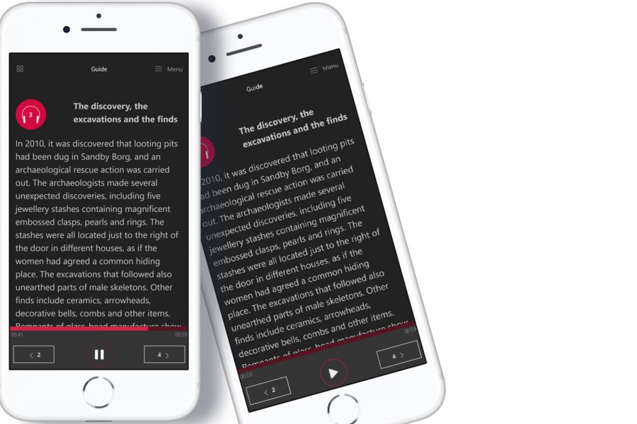 Två iPhones visar en app med audioguide om Sandby Borg. Skärmen läser: "The discovery, the excavations and the finds". Texten beskriver fynd från 2010, inklusive smycken och manliga skelettdelar. Spelarekontroller för play och navigering syns nedtill.