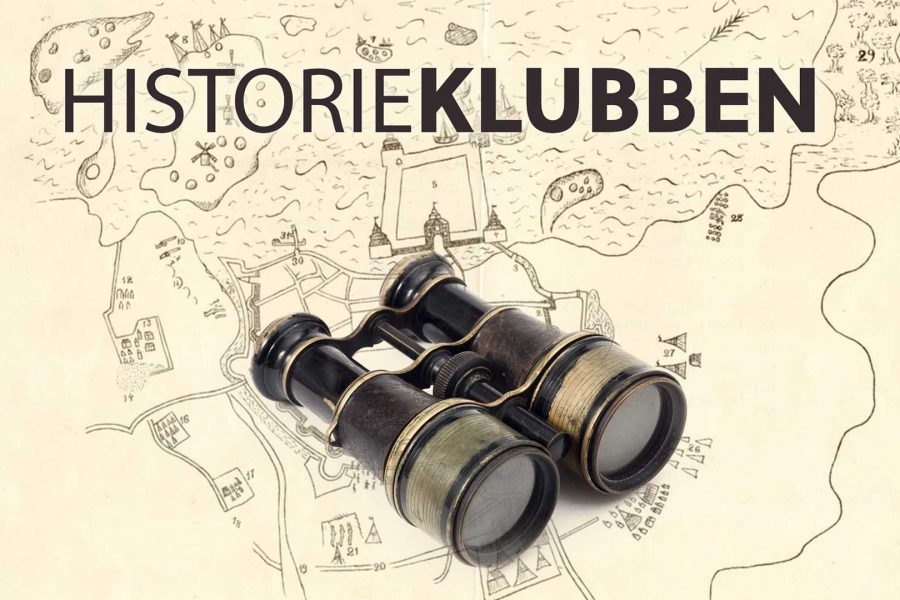 Kikare ligger på en gammal kartillustration med skisserade detaljer av landskap. Texten "HISTORIEKLUBBEN" är placerad ovanför kikaren. Kartan visar områden med olika numrerade delar och symboler, vilket antyder historisk utforskning.