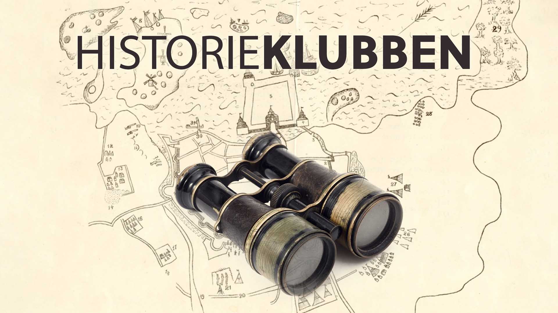 Kikare ligger på en gammal kartillustration med skisserade detaljer av landskap. Texten "HISTORIEKLUBBEN" är placerad ovanför kikaren. Kartan visar områden med olika numrerade delar och symboler, vilket antyder historisk utforskning.