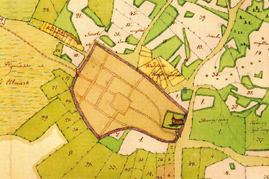 Karta över ett område med markerade fält och vägar. Ett centralt avsnitt visar ett inhägnat område med symmetriska strukturer. Omgivande fält är numrerade och märkta med handskrift. Färgtoner varierar i grönt och gult.