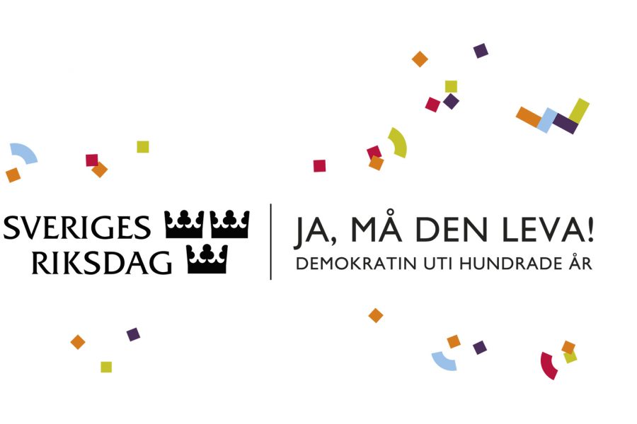 Texten ”Sveriges Riksdag” och ”Ja, må den leva! Demokratin uti hundrade år” syns i svart. Färgglada konfettibitar pryder bakgrunden. Loggan markerar ett jubileum för demokratin i Sverige, arrangerat av riksdagen.