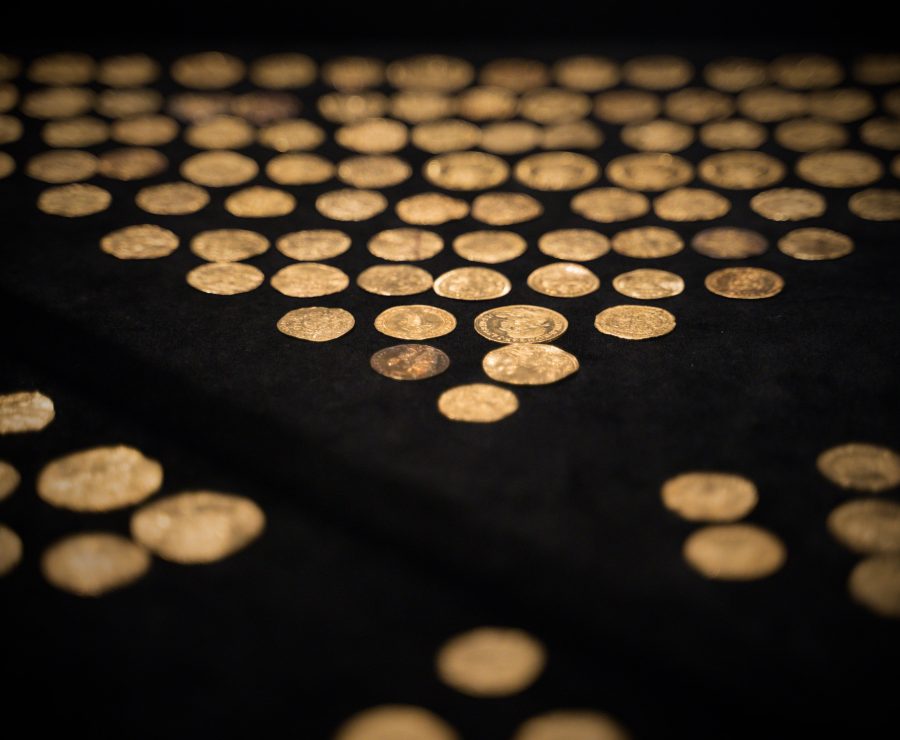 Guldmøntskatten i udstillingen om Kongeskibet Kronan.