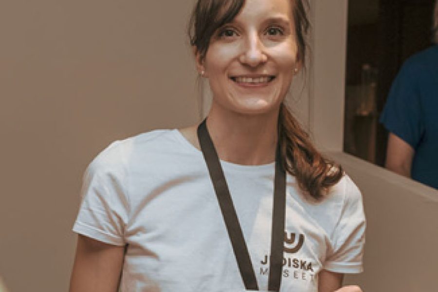 Kvinna i vit t-shirt med texten 