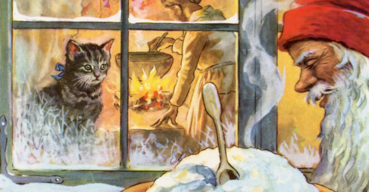 Tomte med röd luva bär en skål gröt utanför ett fönster. Inne i huset syns en kvinna röra i en gryta över elden. En svart katt med blå rosett tittar ut genom fönstret. Signerad Jenny Nyström.