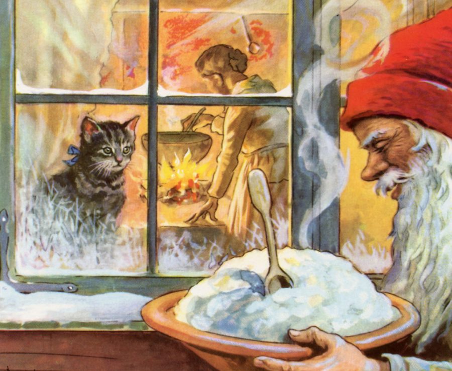 Tomte med röd luva bär en skål gröt utanför ett fönster. Inne i huset syns en kvinna röra i en gryta över elden. En svart katt med blå rosett tittar ut genom fönstret. Signerad Jenny Nyström.