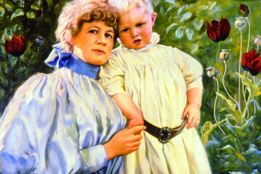 Kvinna i vitt och blått med kort lockigt hår står med ett litet barn i vit klänning bland röda blommor och gröna blad. Barnet håller kvinnans hand. Namnet "Jenny Nyström 1895" syns i övre högra hörnet.